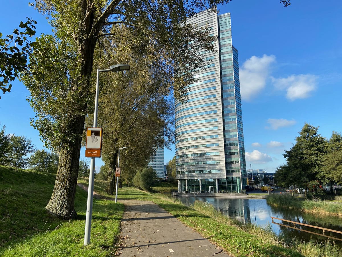 Deze afbeelding toont een van de 12 locaties van het kunstwerk Moed!, mijn soldaat op NS station Hoofddorp