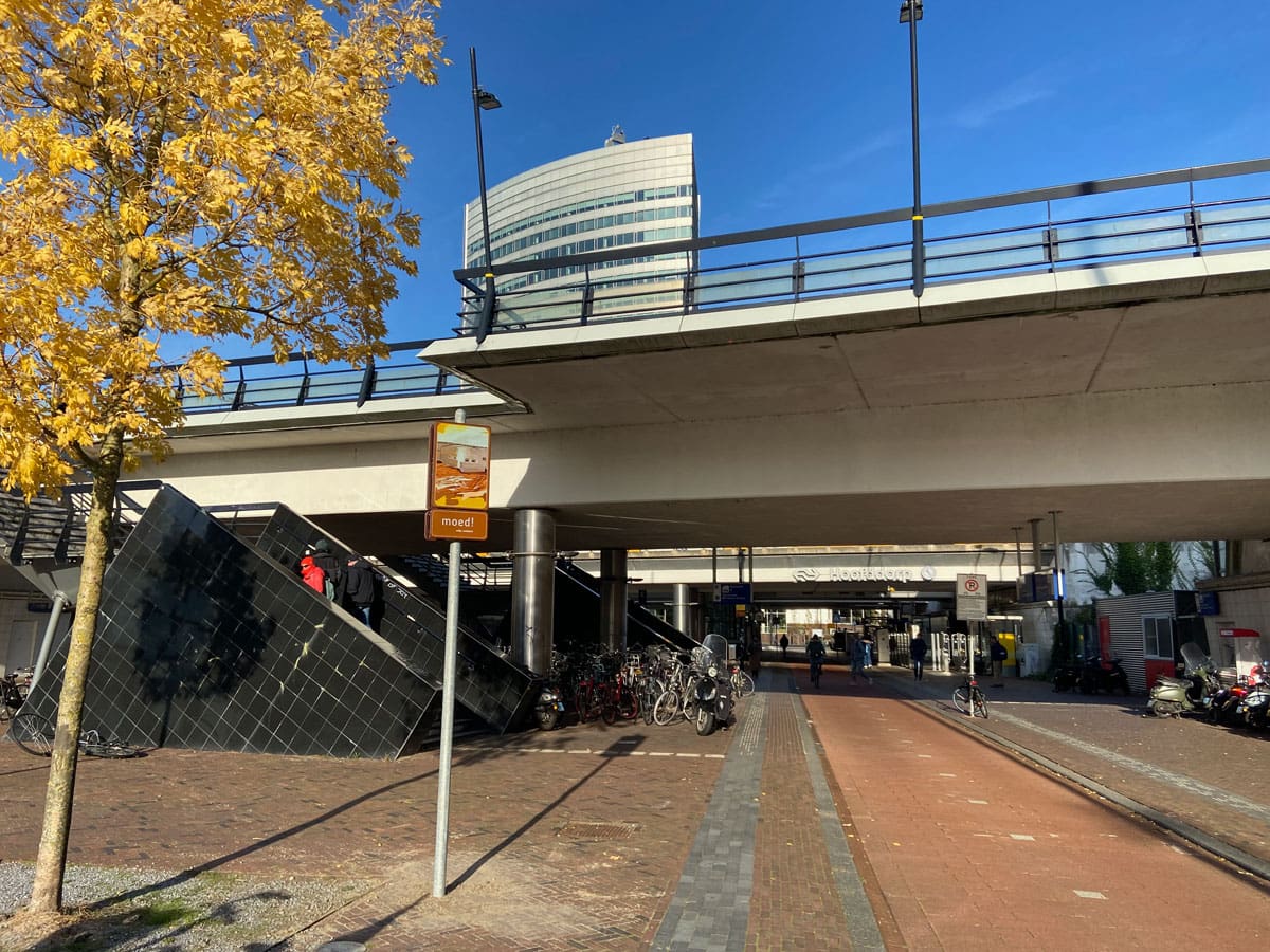 Deze afbeelding toont een van de 12 locaties van het kunstwerk Moed!, mijn soldaat op NS station Hoofddorp