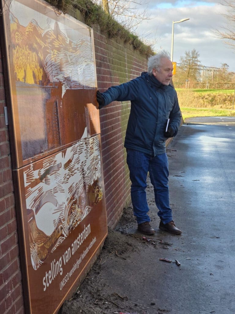 Kaj Munk College-leerlingen tijdens een excursie naar station Hoofddorp, waar ze het kunstwerk Moed! en de omgeving observeren om inspiratie op te doen voor hun ontwerpen.