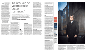 Screenshot van het artikel op NRC.nl, Hartmut Rosa pleit voor sociale ruimtes en verbondenheid als antwoord op de toenemende agressie en druk in onze moderne samenleving.